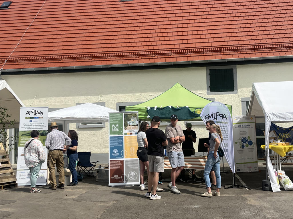 Besucher Am Stand 1024x768
